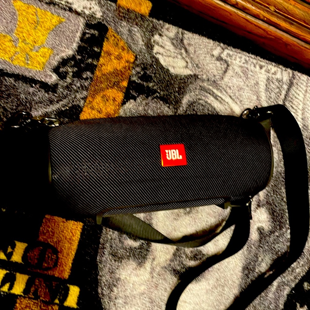 Selling my jbl extreme comes with charger